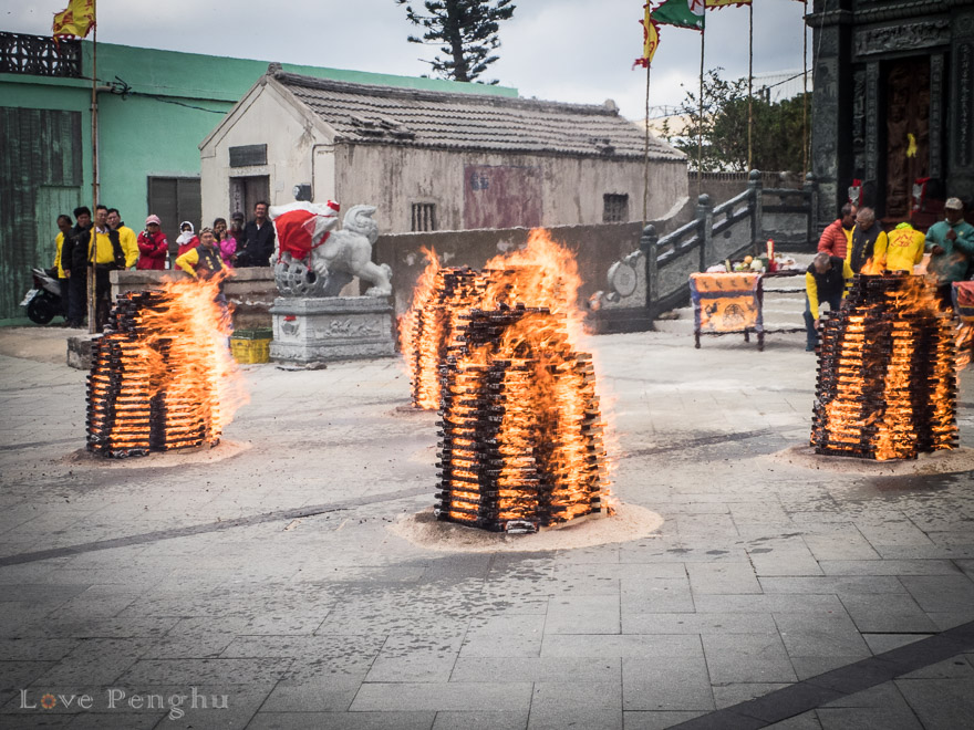 台湾のお寺に神様を迎え入れる儀式「入火」を初体験！