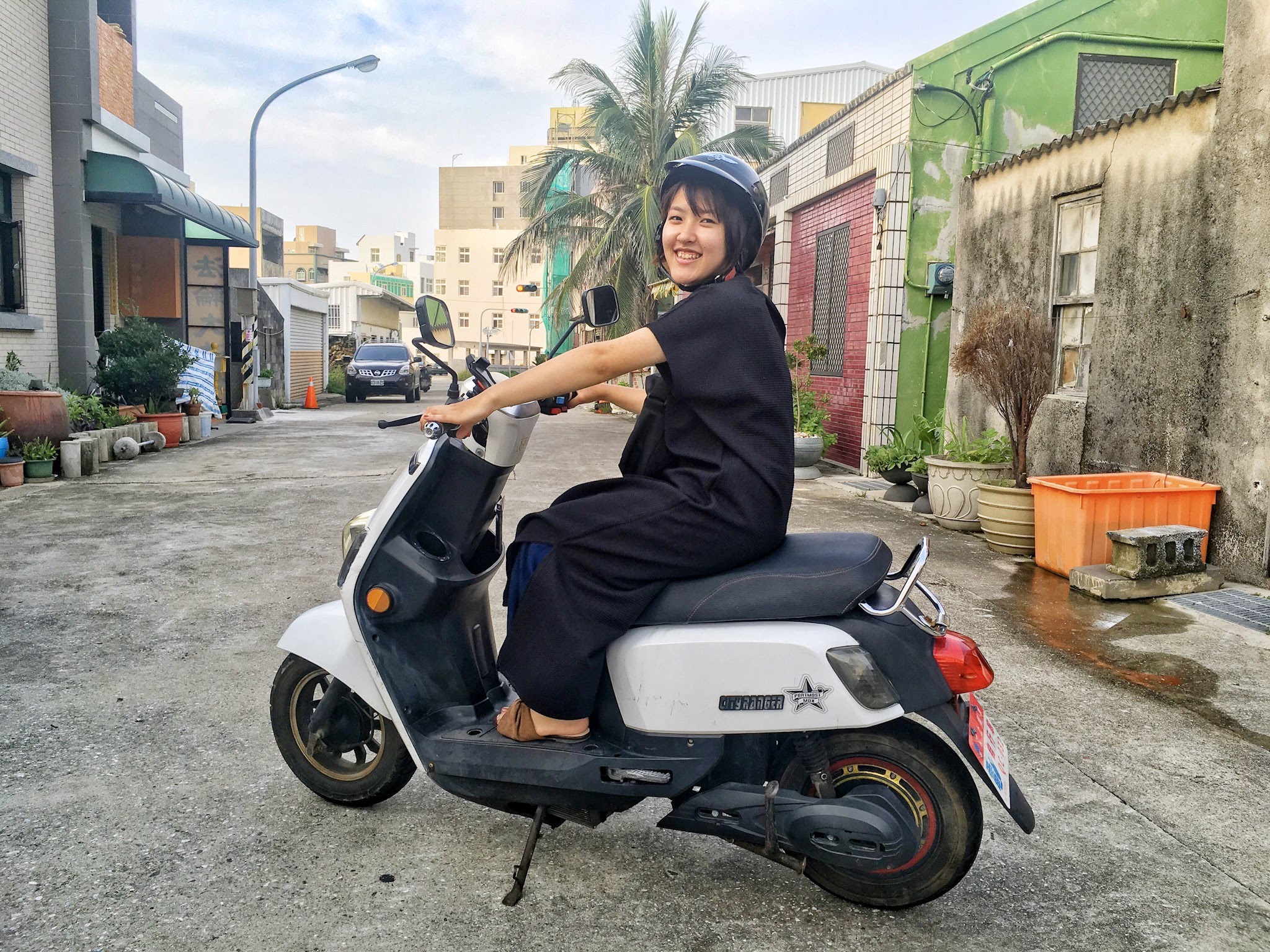 電動バイクに乗った女性の写真